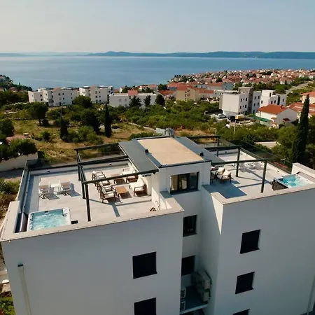 Ivano With Pool & Jacuzzi