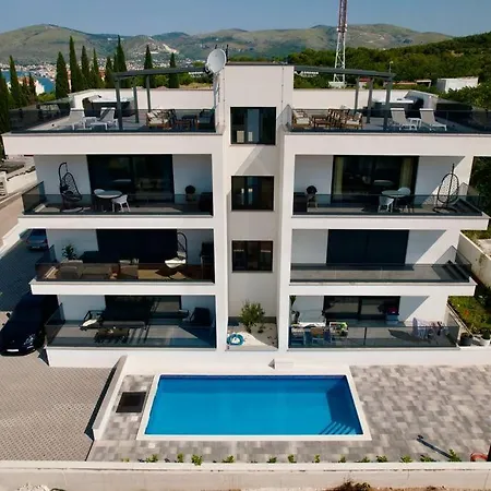 Ivano With Pool & Jacuzzi Apartment Trogir