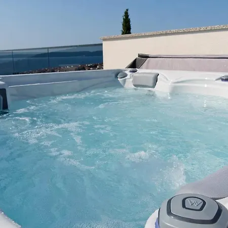 Ivano With Pool & Jacuzzi *