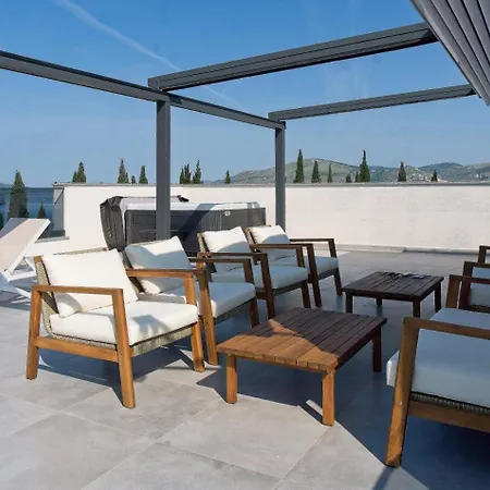 Ivano With Pool & Jacuzzi Apartment Trogir
